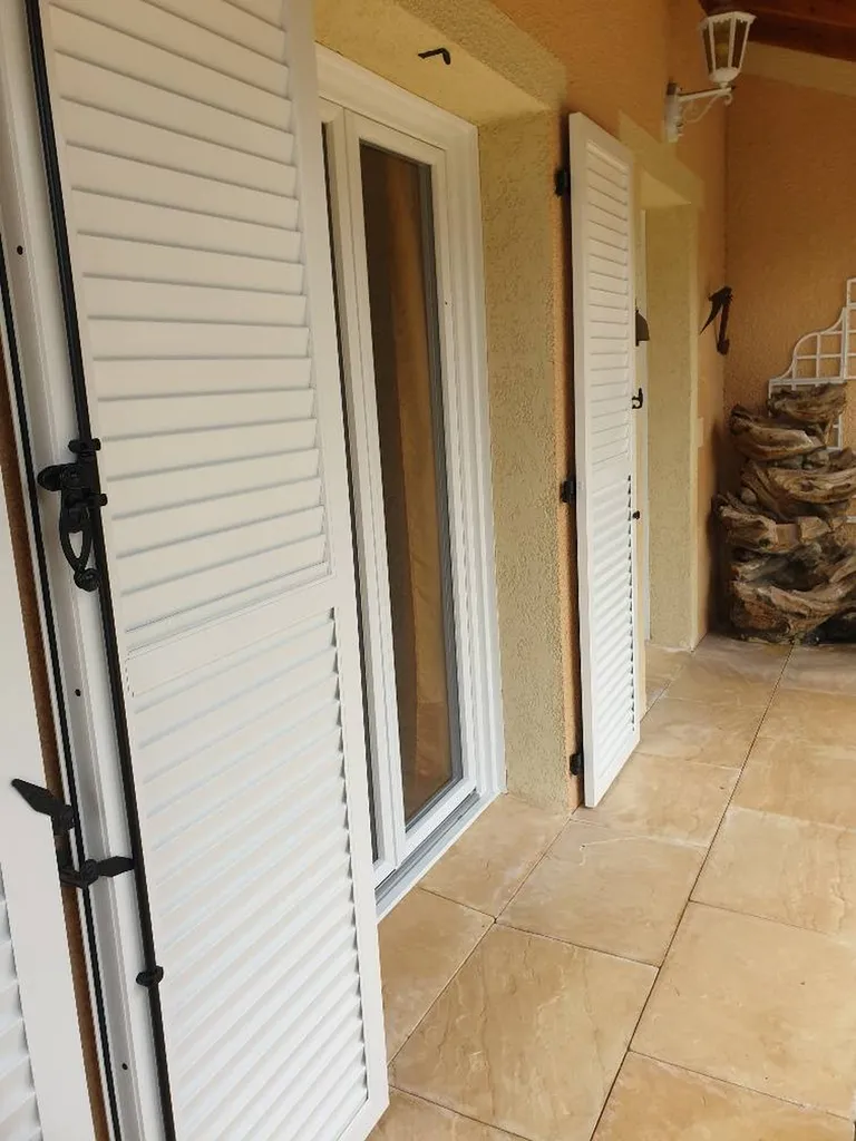 volet aluminium persienne tout hauteur avec fermeture espagnolette