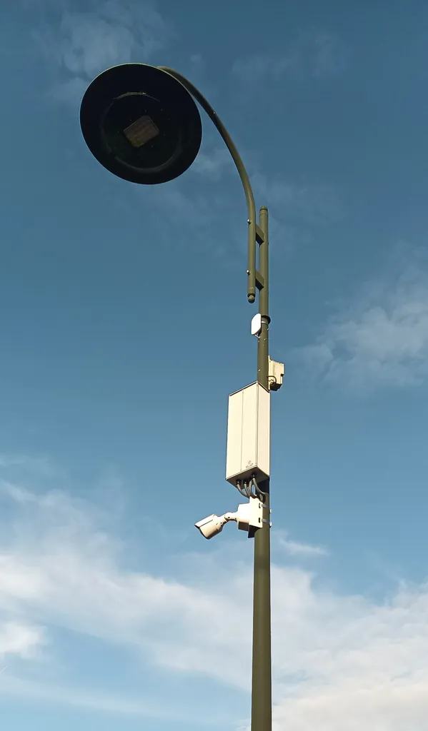 Coffret candélabre avec caméra et borne radio