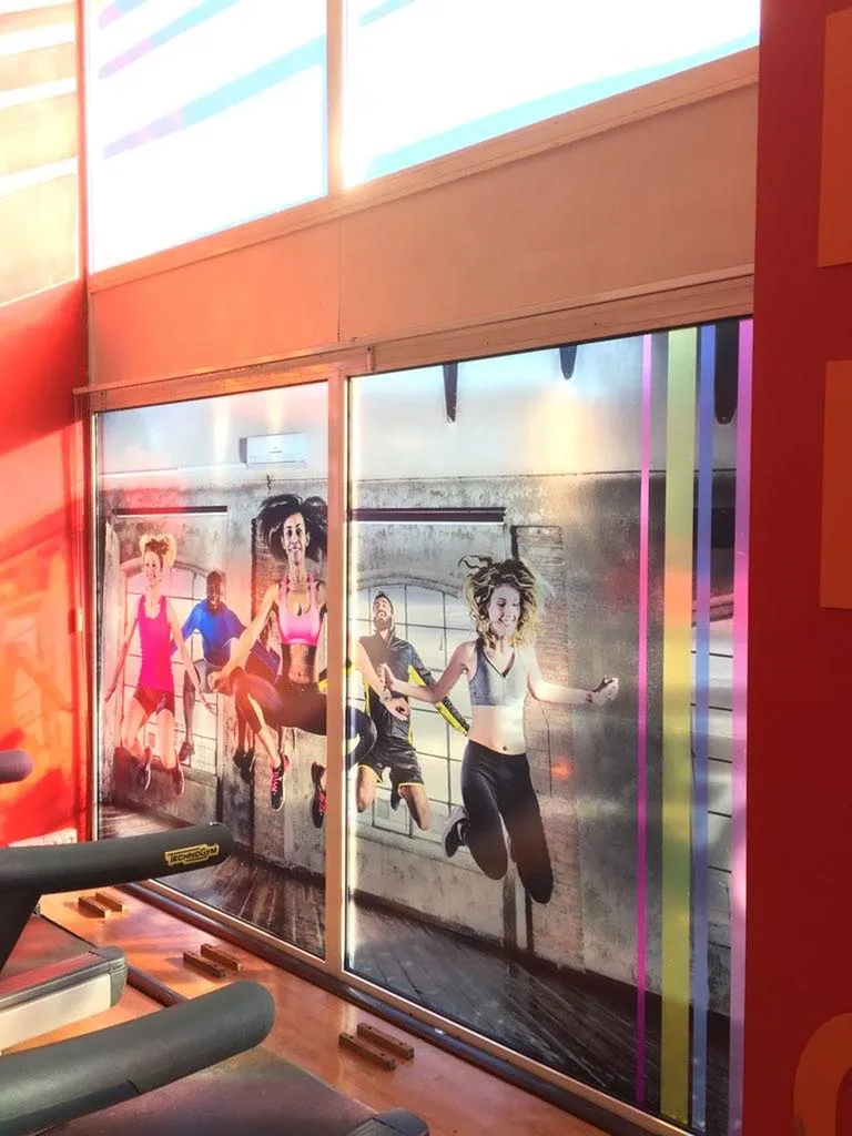 tdc-vitrophanie-quadricolore-grand-format-vitrine-senlis