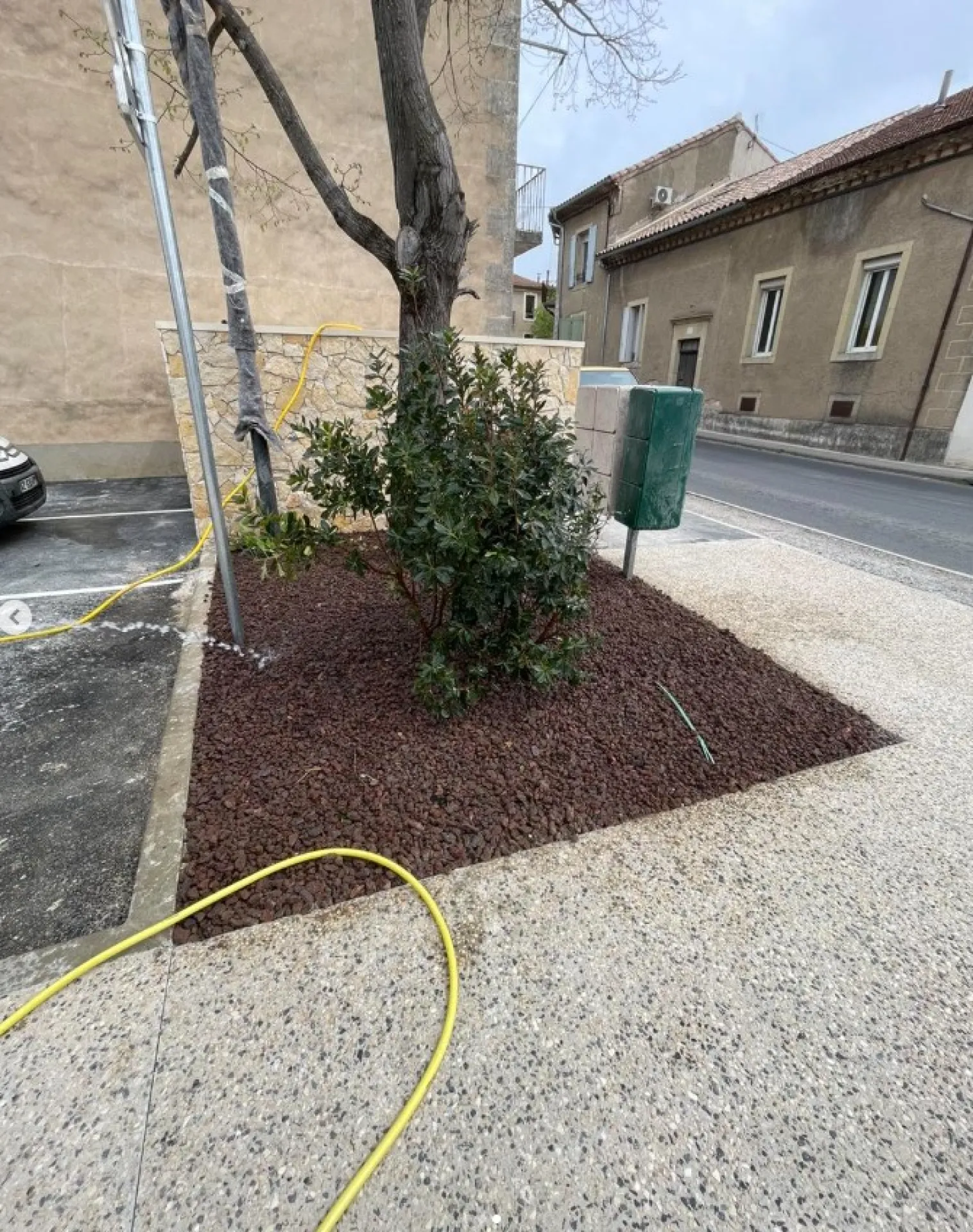 Aménagement paysager à Quissac : plantation de haie, pose de pouzzolane et semis de prairie sèche avec Vert Parc Paysagiste