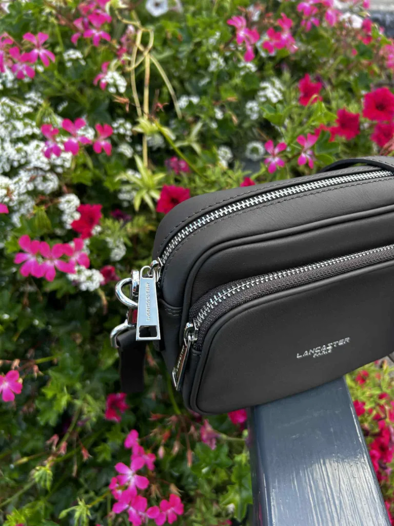 Sac trotteur Lancaster Paris, cuir marron foncé, ligne Donna Ama disponible chez Evasion Eu