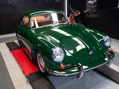 Porsche 356 verte après un polissage professionnel, rendant la peinture éclatante et prête à affronter les éléments grâce au traitement céramique appliqué.