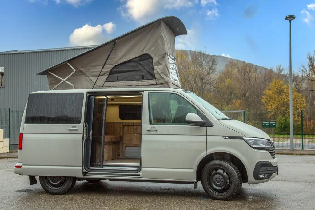 Équiper son VW T6.1 Court d'un toit relevable à Lyon : pose homologuée par carrossier-aménageur dans le Rhône