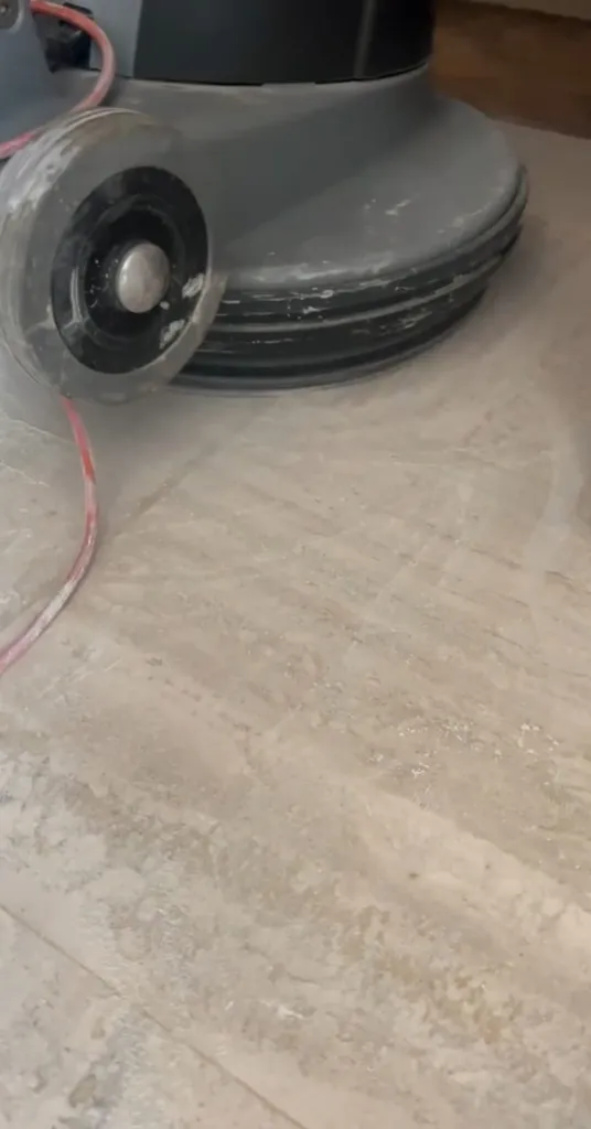 Machine professionnelle utilisée pour le décapage des sols dans des locaux professionnels à Bordeaux