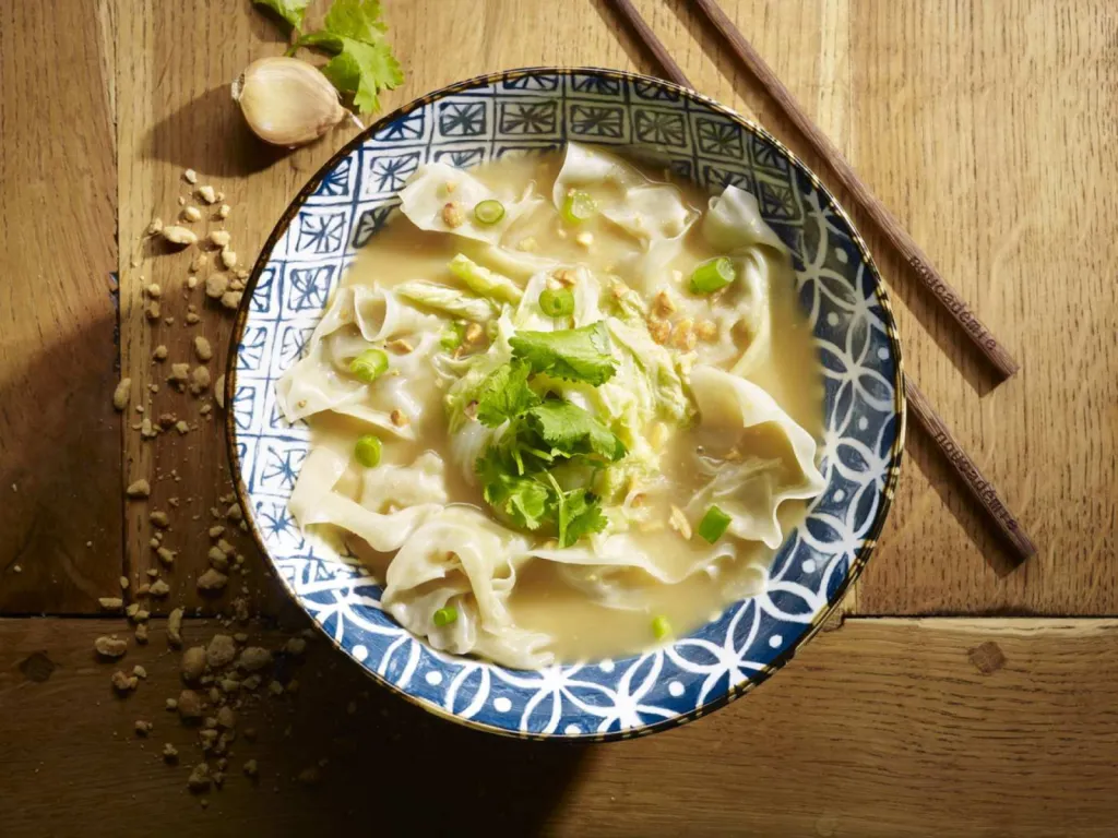réalisation de photographie de plat culinaire pour restaurant raviolis au porc avec soupe