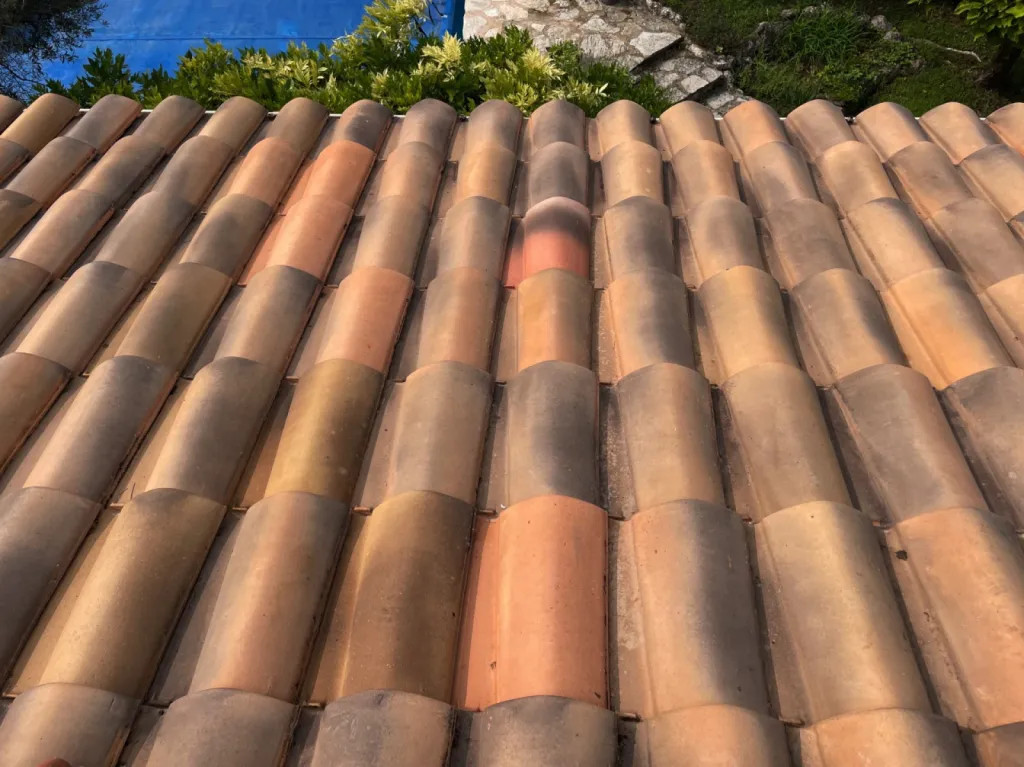 Changement d’un Faîtage avec Rive et nettoyage de toiture de maison sur Martigues