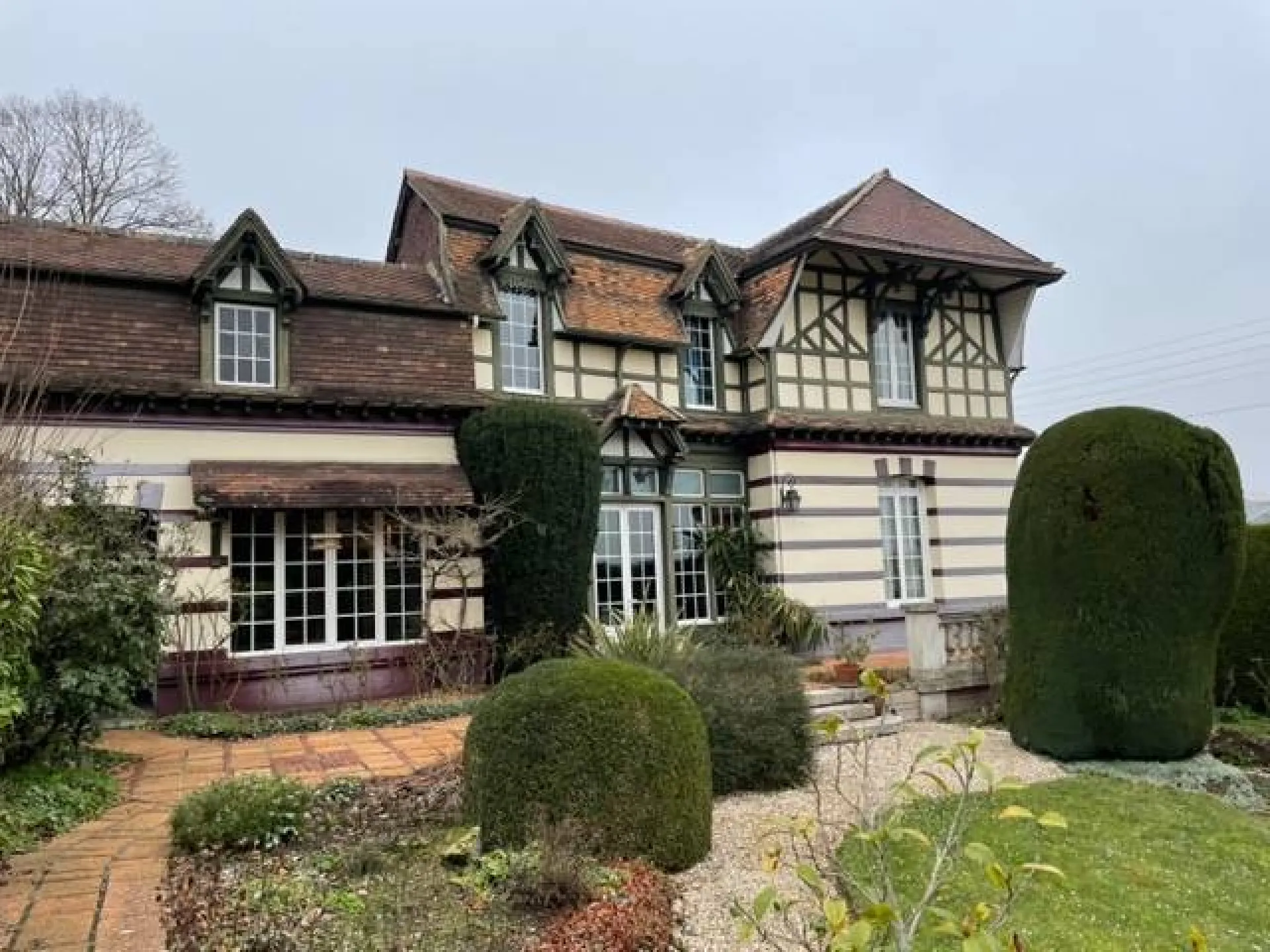 A vendre belle propriété anglo-normande de 260 m² habitables édifiée sur 778 m² de terrain