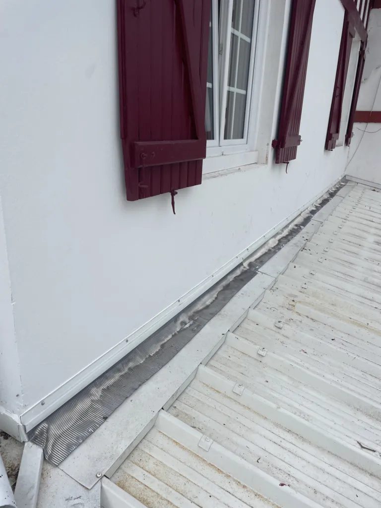 Après rénovation et pose de solin en plomb avec baguette de finition en aluminium et double joint polyuréthane dans une maison sur Dax, dans les Landes (40)