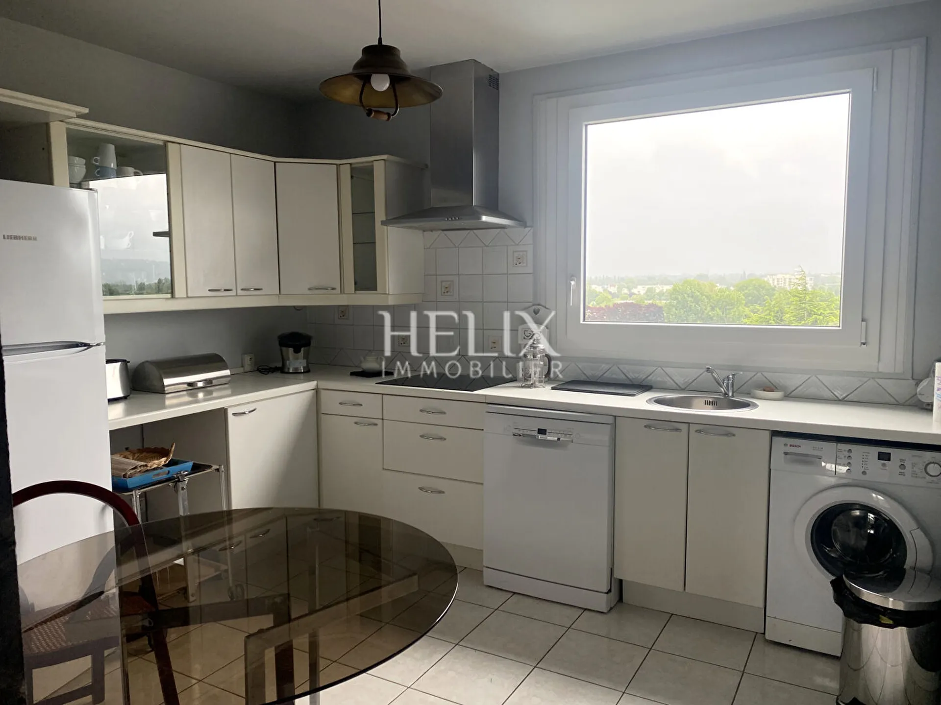 Le Pecq 5 pièces de 100 m2, Vue dégagée de la terrasse en dernier étage dans une résidence de Standing, au calme