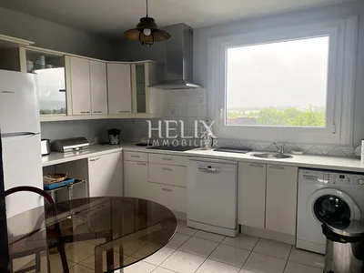 Le Pecq 5 pièces de 100 m2, Vue dégagée de la terrasse en dernier étage dans une résidence de Standing, au calme