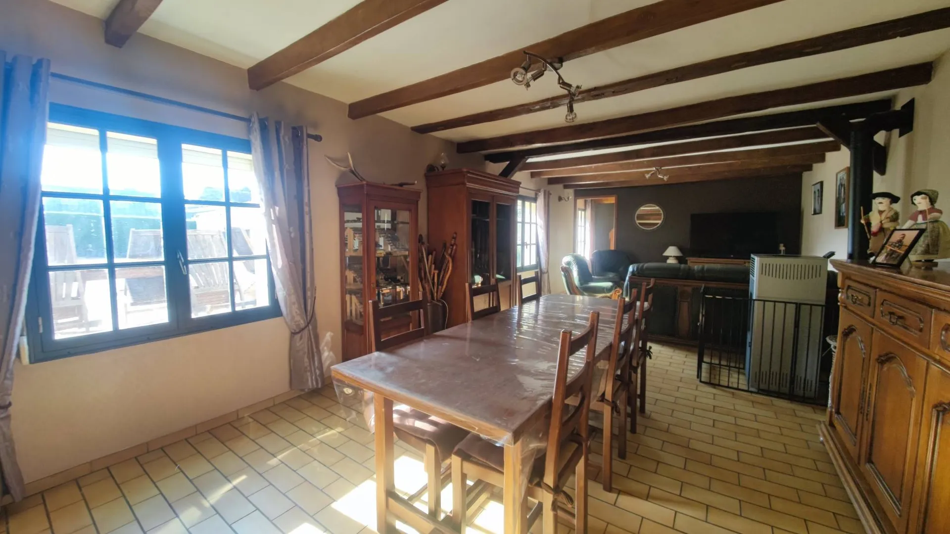 Longère de 135 m² habitables, bâtie sur un terrain de 2688 m² paysagé et clos.