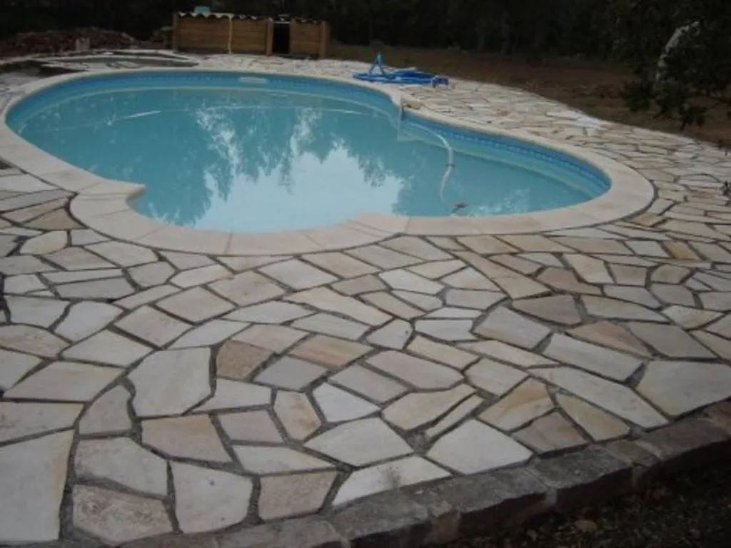 Dallage en Opus Incertum par le paysagiste de Fuveau.