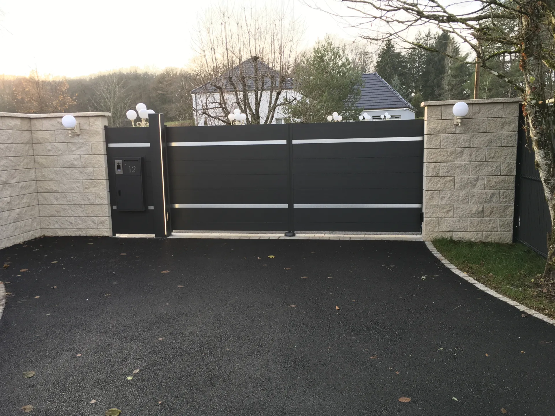 Installation d'un portail de 4m x 1.80m en alu effet inox gris platine avec vidéophone à Urcerey proche de Belfort