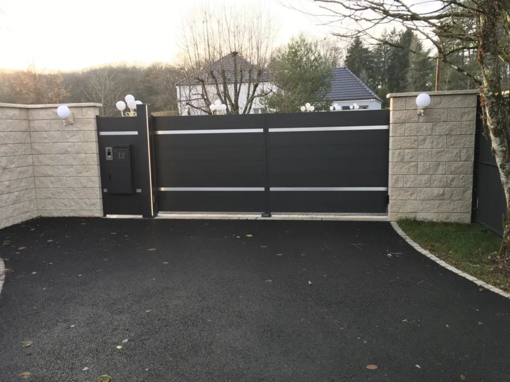 Installation d'un portail de 4m x 1.80m en alu effet inox gris platine avec vidéophone à Urcerey proche de Belfort
