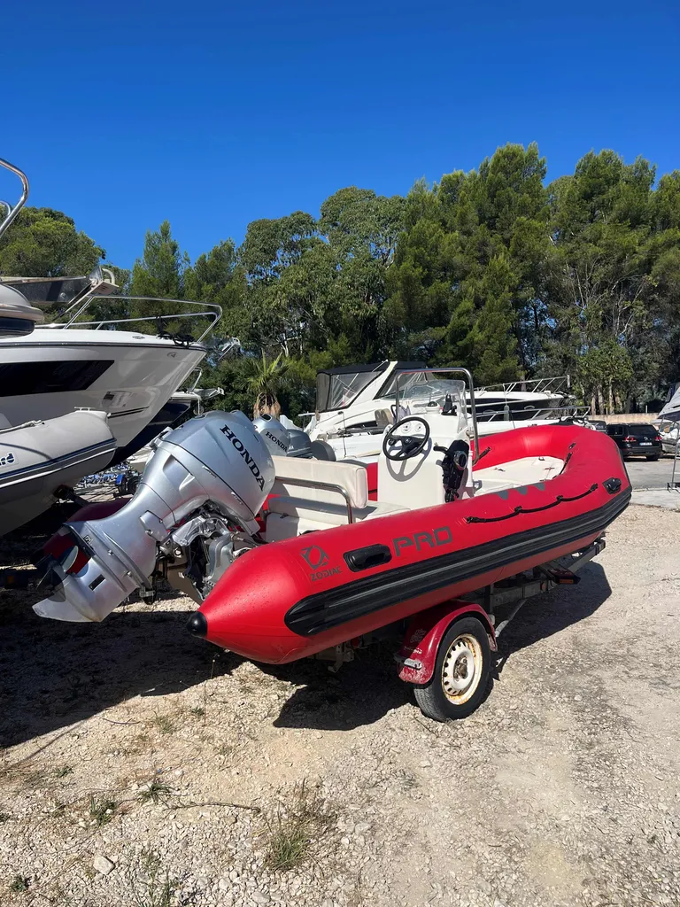 Toni Marine propose à la vente un semi-rigide Zodiac Pro 9 MAN d'occasion équipé d'un moteur hors-bord Honda BF50 disponible à La Londe les Maures près de Hyères