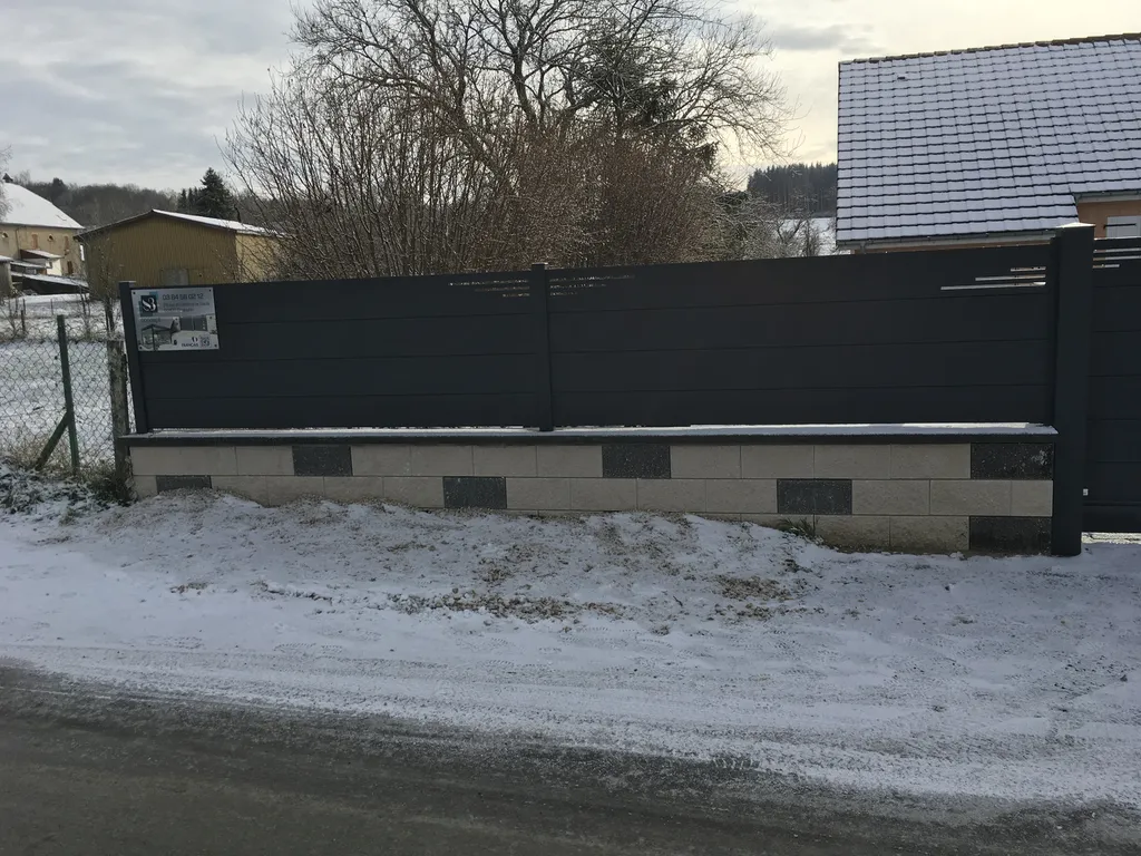 Portail auto-porté aluminium 7016 avec clôture assortie fabrication française Danjoutin 90400