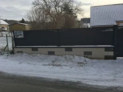 Portail auto-porté aluminium 7016 avec clôture assortie fabrication française Danjoutin 90400