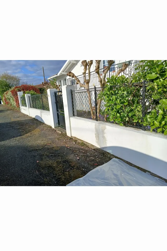 Rénovation et mise en peinture de muret extérieur à Saint-Paul-lès-Dax – Wynettoyage. 