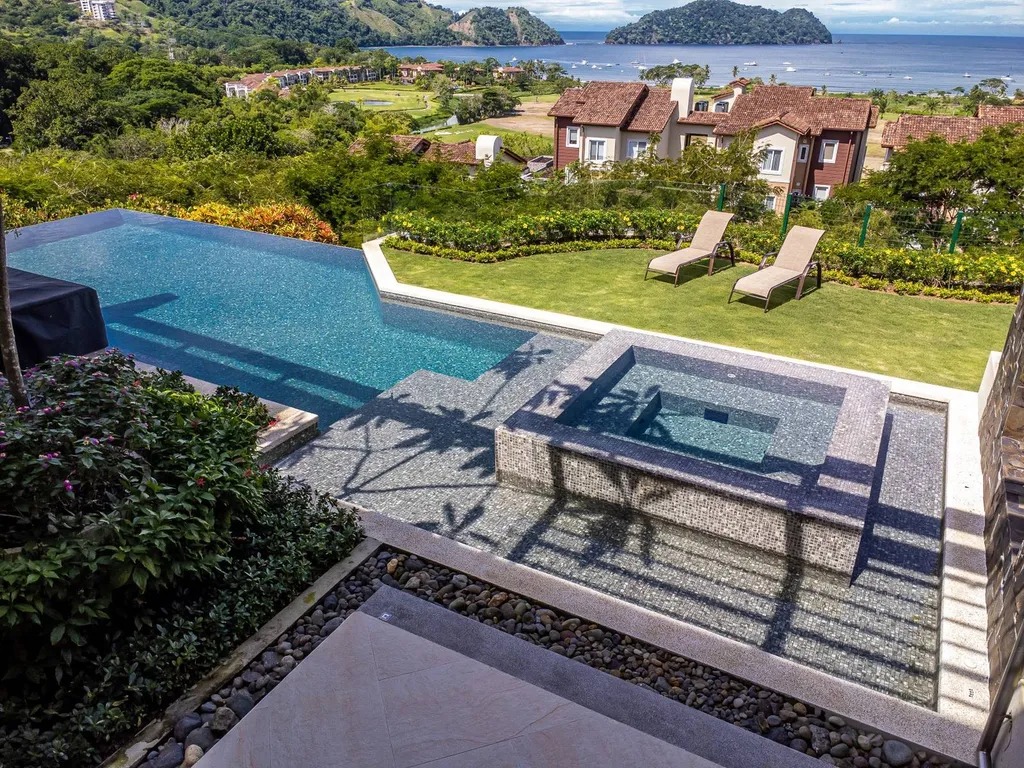 UNE PISCINE MODERNE - MOSAÏQUE TIGRATO