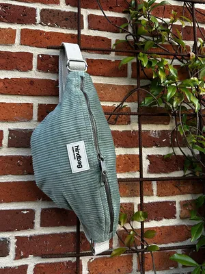 Sac banane Hindbag Olivia en velours vert d'eau disponible chez Evasion Eu