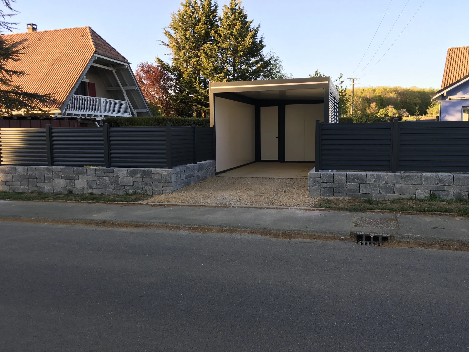 CLÔTURES CARPORT ET PORTAIL AUTOPORTÉ FABRICATION FRANÇAISE MOTEUR SOMFY DANS LE POTEAU