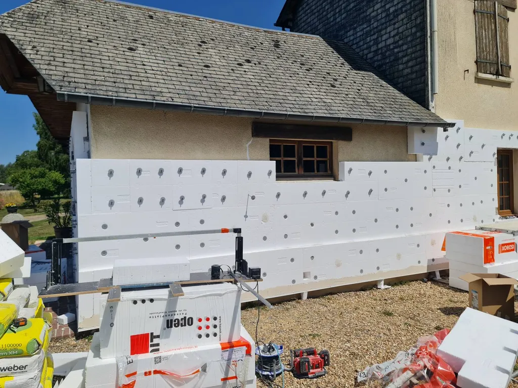 Travaux d'isolation en cours, pose d'isolant polystyrène expansé blanc WEBER, près de Rouen (76)