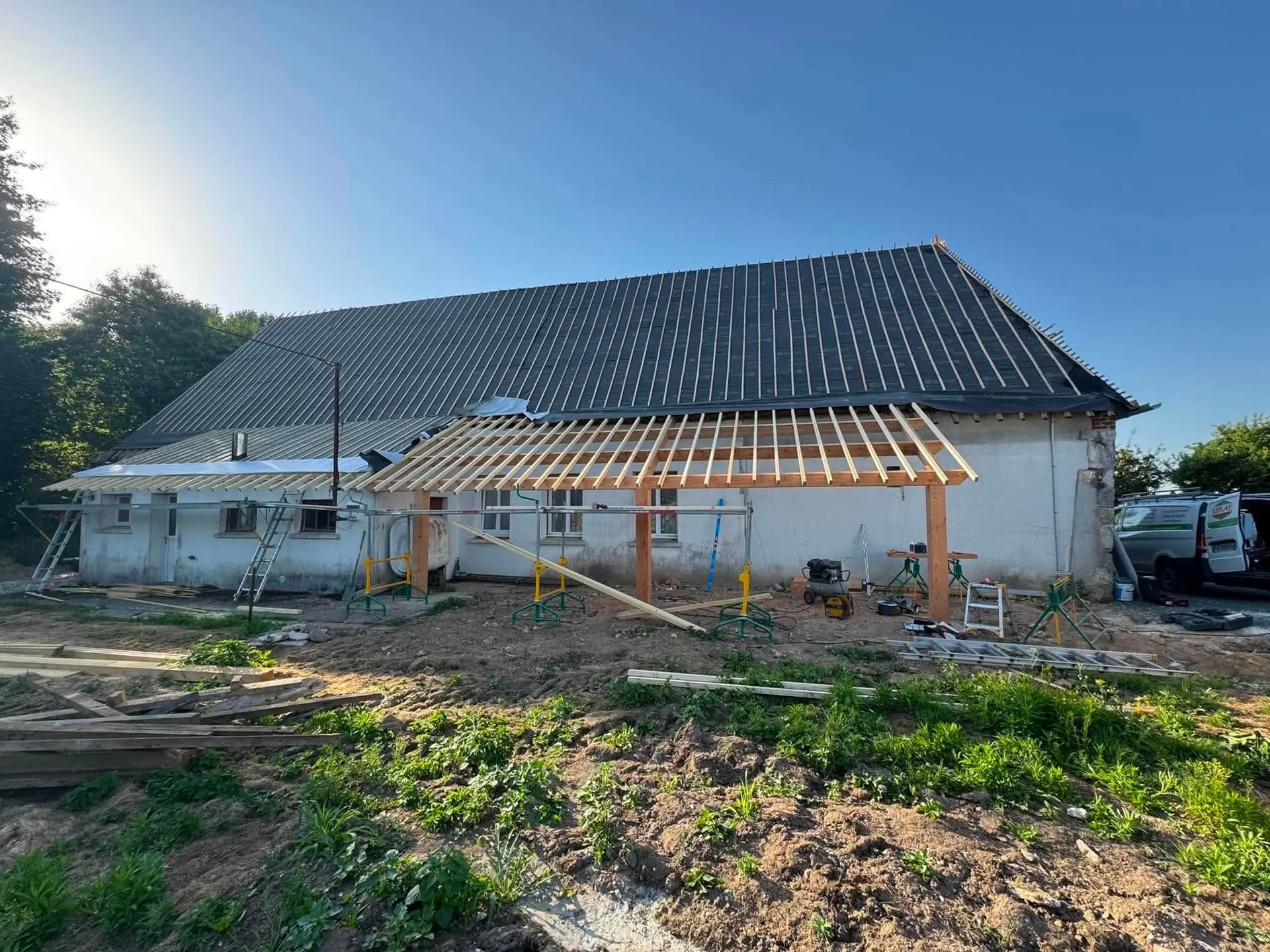 Construction d’un carport en bois contre une maison avec ardoise naturel d’Espagne CUPA 10 excellence 40/22 aux crochets inox d’Anjou tout près de Thiergeville en Normandie 76 