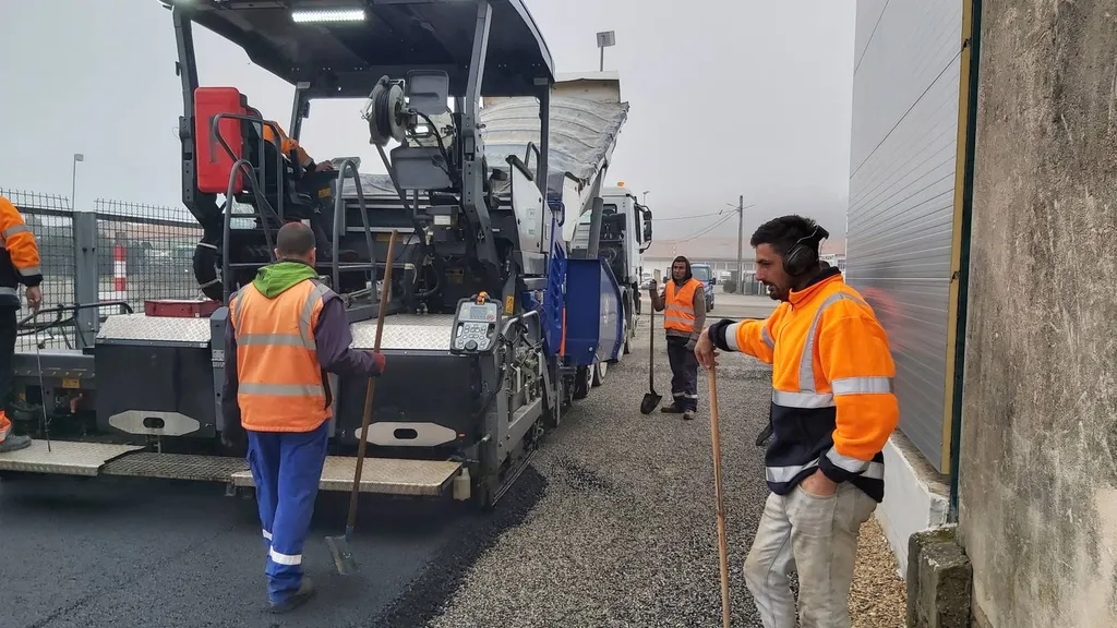 Réfection d'un parking en enrobé de bitume noir à Chateaurenard dans les Bouches du Rhône