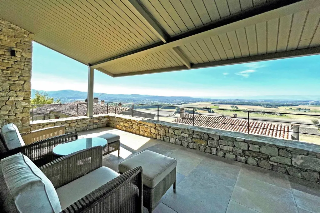 Terrasse de maison rénovée en Provence avec vue panoramique