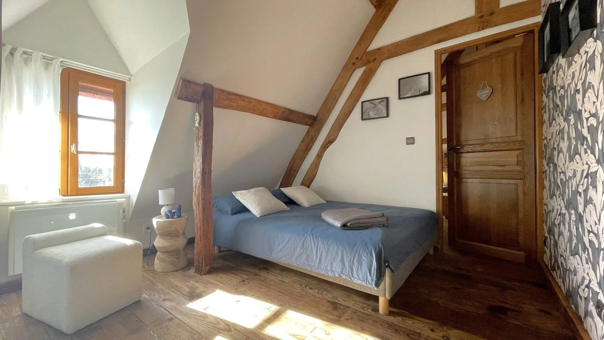 À vendre en Normandie : Propriété typique avec grand séjour lumineux : Une pièce de vie spacieuse de 75 m² avec poutres apparentes et cheminée.