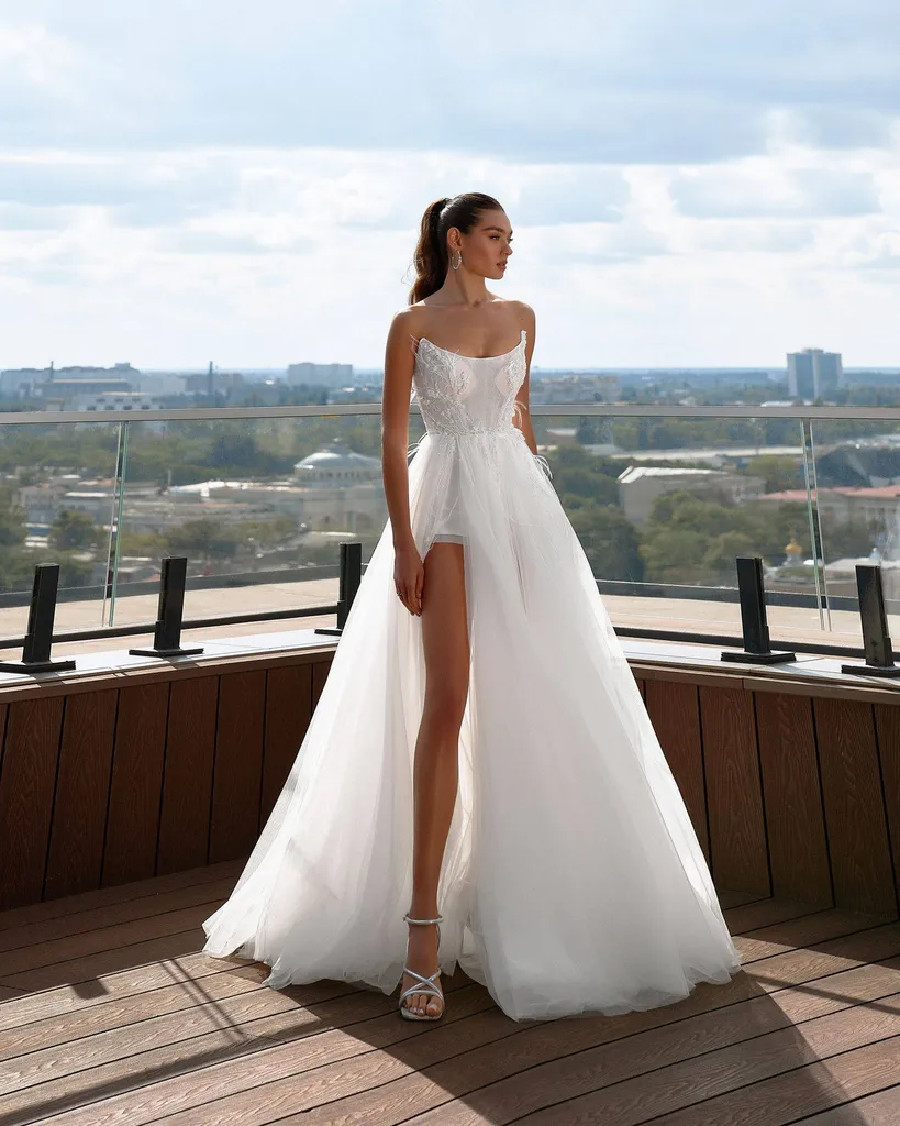Robe de mariée à Marseille cintrée par une ceinture raffinée en plumetis.