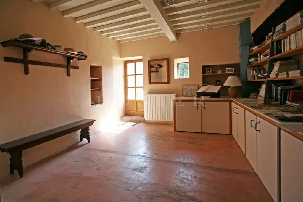 Superbe ensemble de bâtiments au coeur de + de 28 hectares  proche du mont Ventoux  