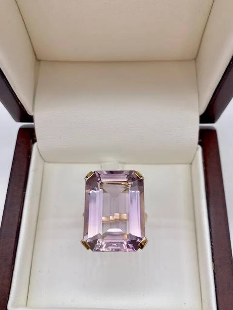 Éblouissez-vous avec une bague en or jaune 750 et une améthyste rectangulaire taille émeraude chez Or Ligne à La Teste près de Bordeaux