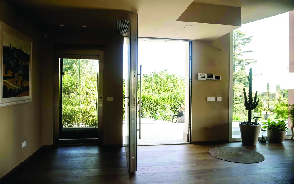 La porte pivotante Silvelox Pivo't en Corse-du-Sud : quand l'entrée devient un geste architectural à part entière