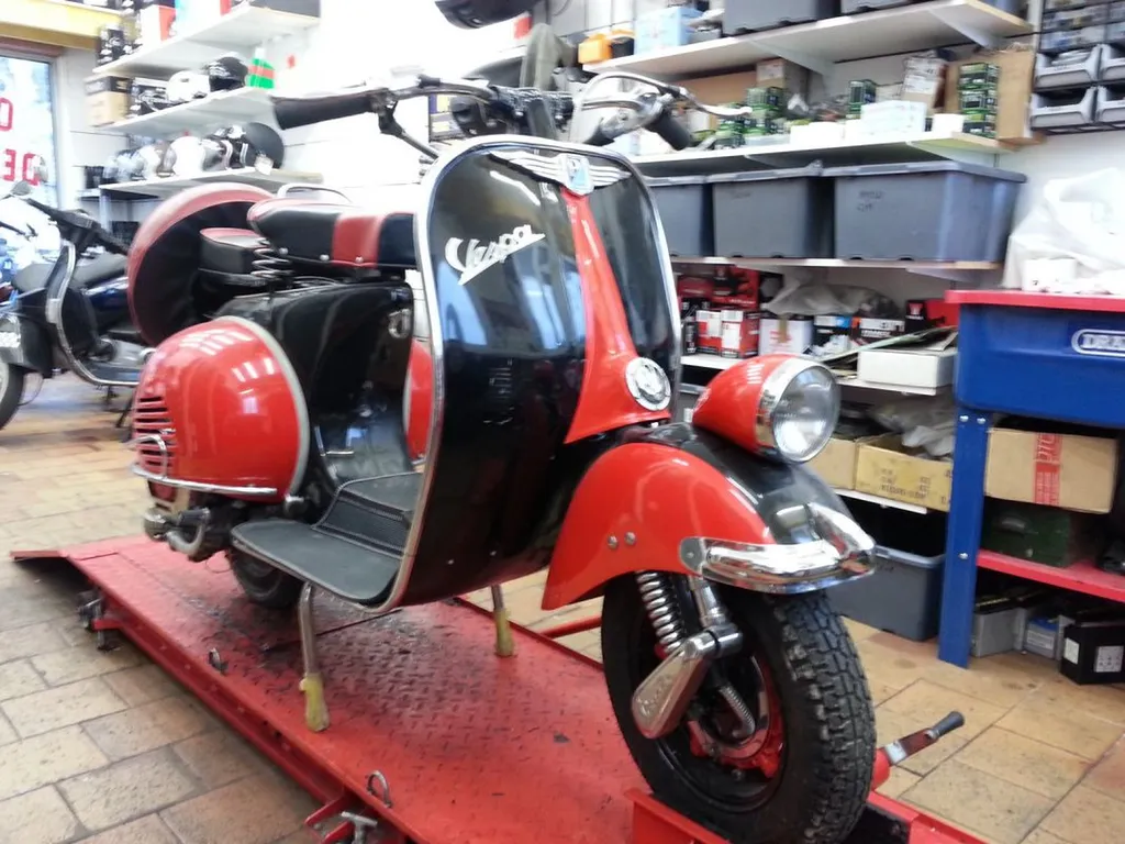 VESPA FARO BASSO SIX FOURS LES PLAGES