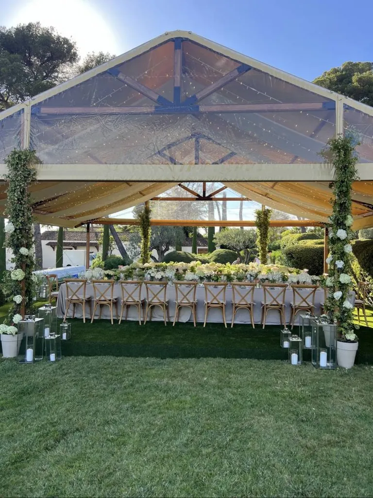 Installation d’une tente Woodline avec pignon cristal et vélums pour un mariage raffiné à La Colle-sur-Loup (06)