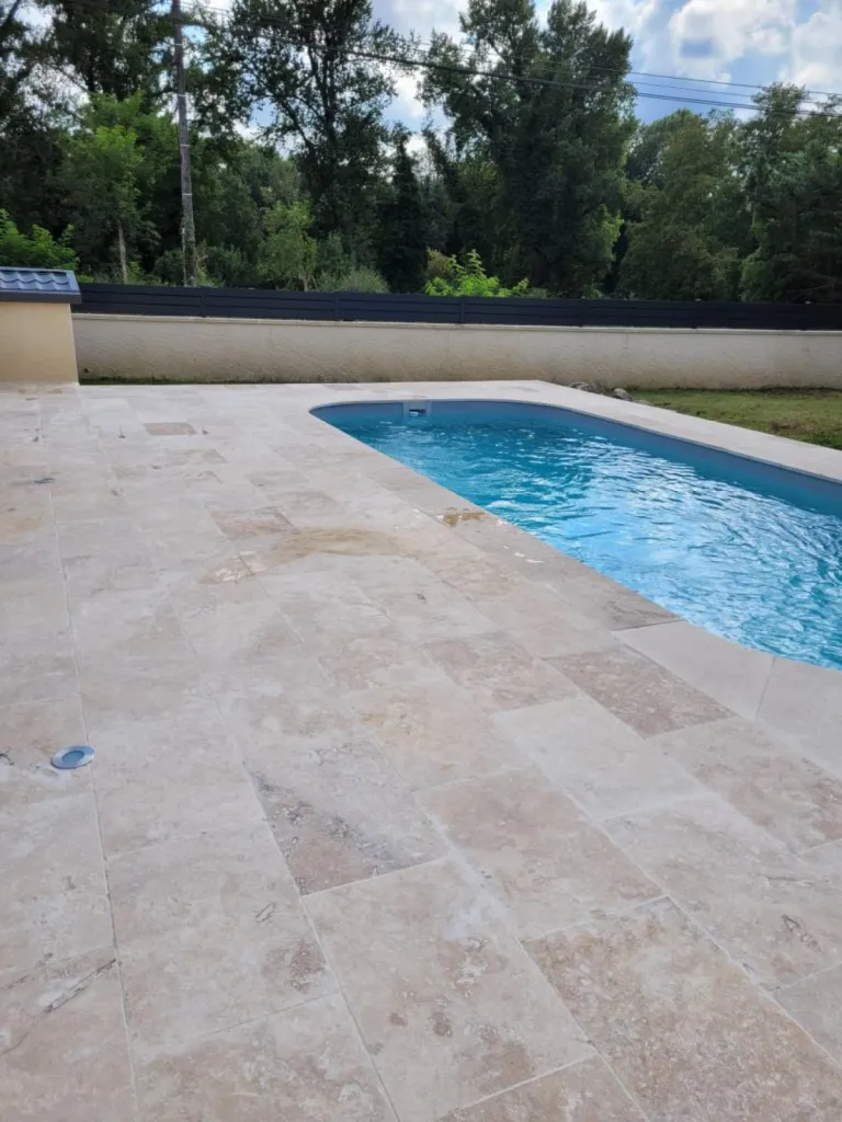Terrasse et Margelle de piscine sur-mesure en Travertin pierre naturelle
