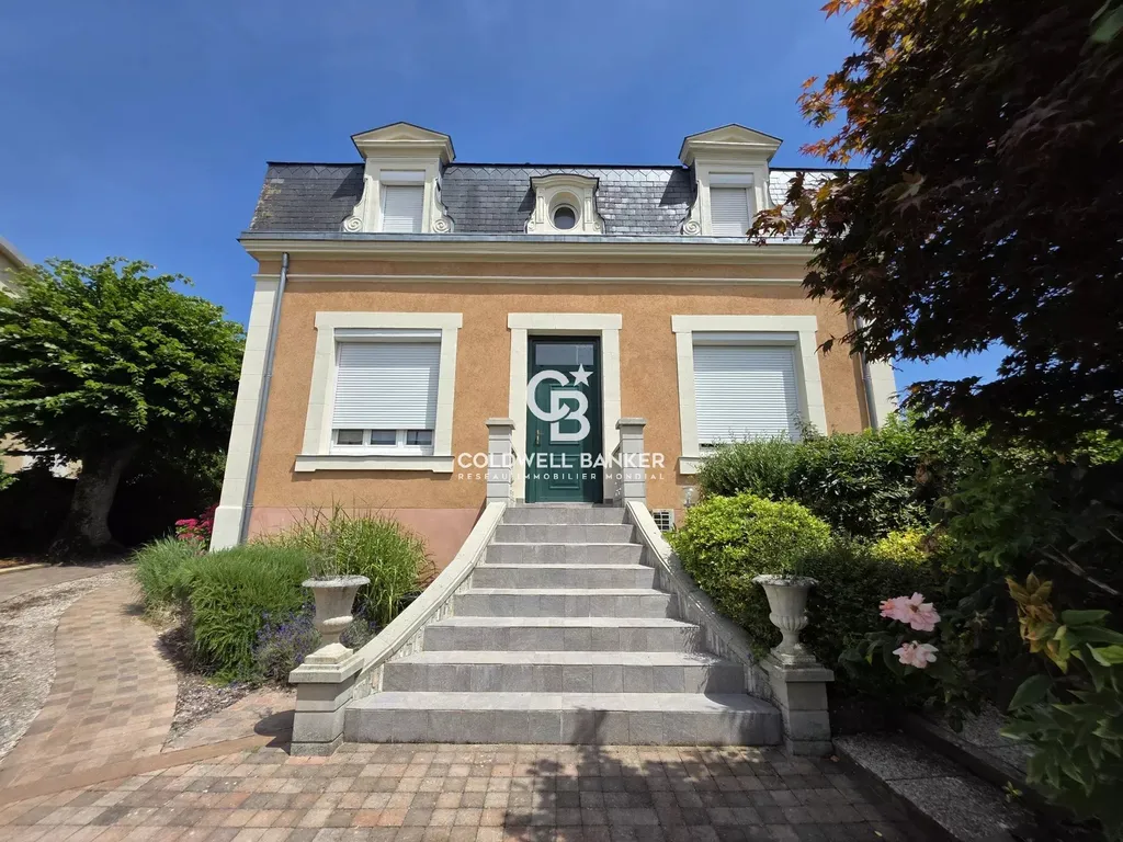 Façade de la maison de maître à vendre à La Suze-sur-Sarthe, perron en pierre et jardin paysager