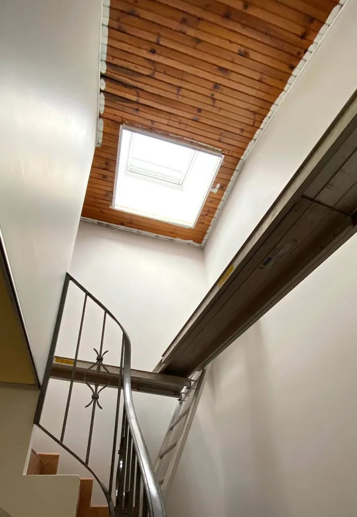 Cage d'escalier : poser un plafond tendu avec l'encastrement d'un velux sur Toulouse - Plafonds Tendus Occitans Seysses
