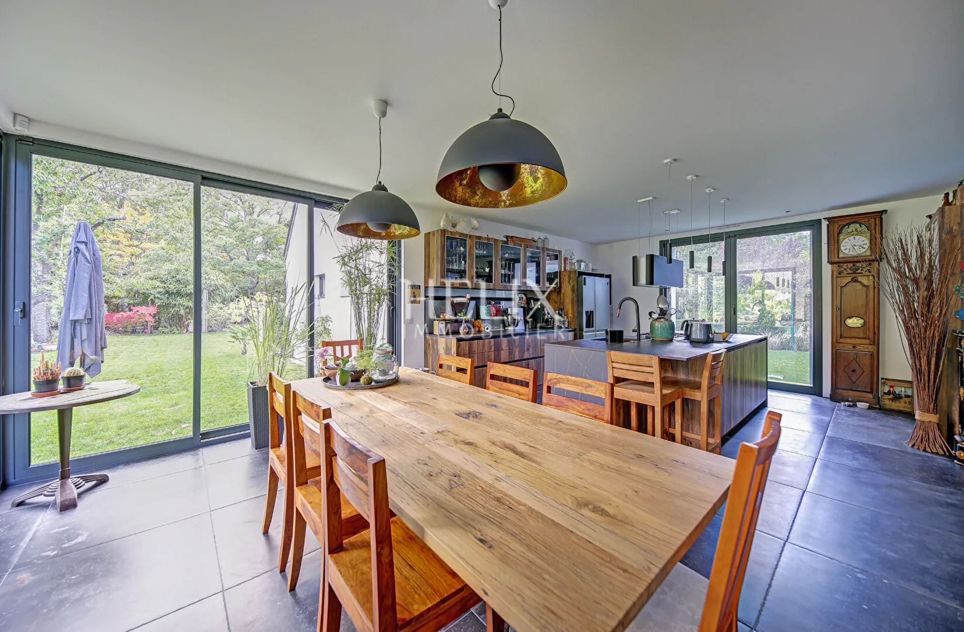 Maison Le Vésinet 10 pièces 261 M2 avec un beau parc paysager
