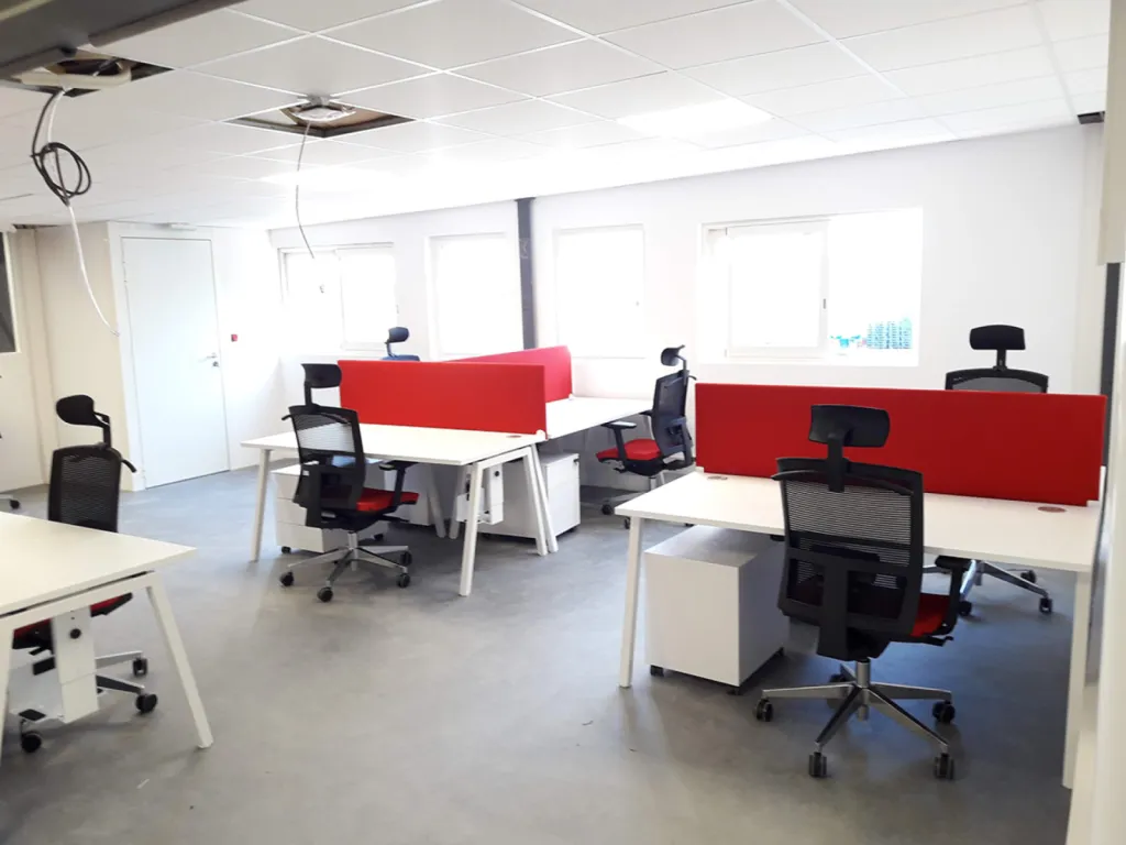 Aménagement de 40 postes et d’une salle de réunion à La Ciotat avec bureaux Cinétic personnalisés, sièges Coach ergonomiques et panneaux acoustiques pour l’entreprise EUROS