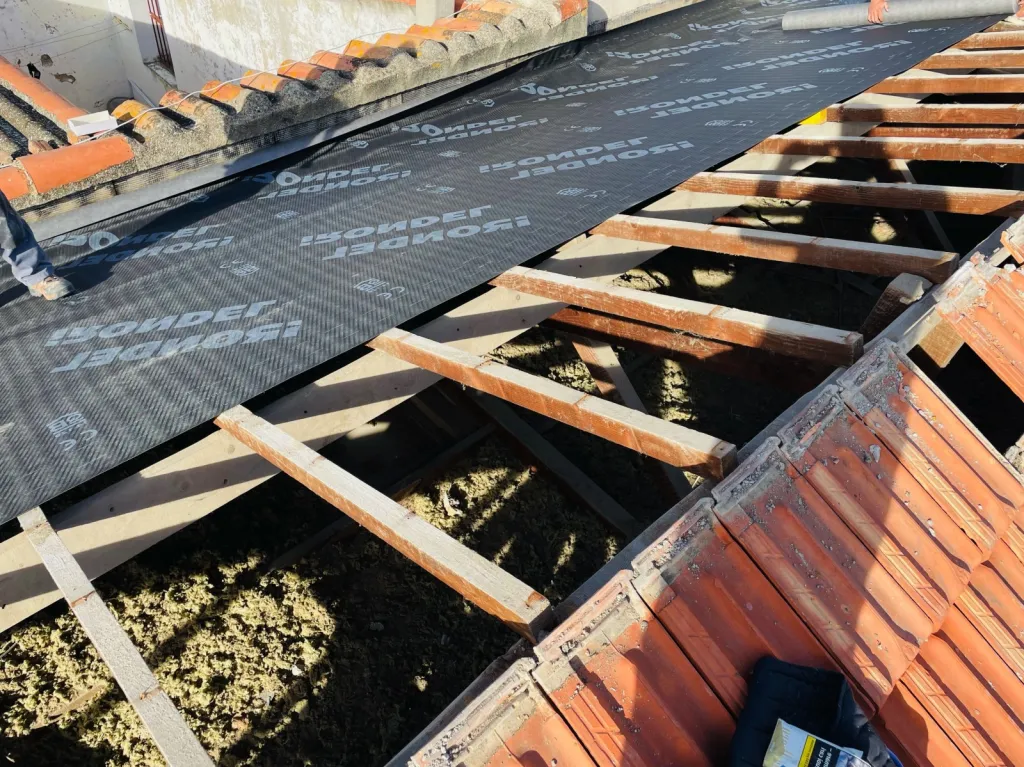 Réalisation des couvreurs de Solutoiture sur une changement de toiture de maison près de Aix en Provence