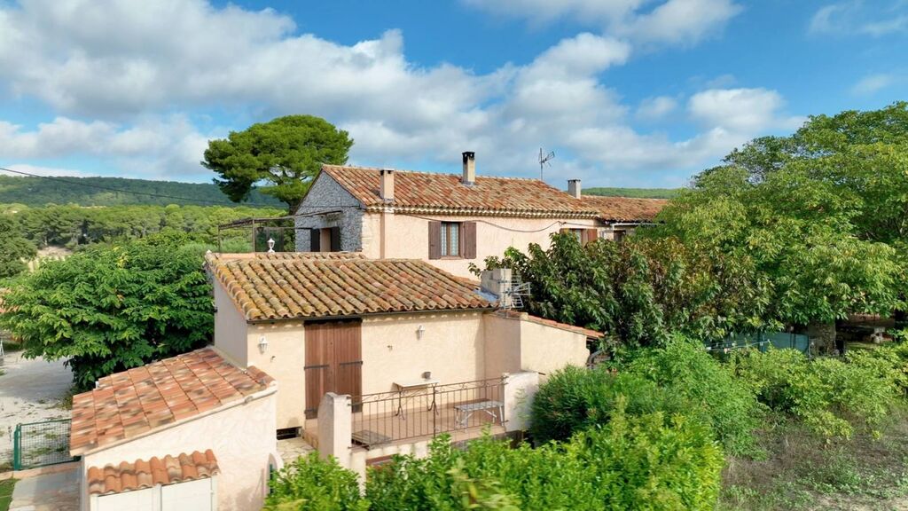 Cassis   - Dans les vignes, bâtisse comprenant plusieurs habitations distinctes