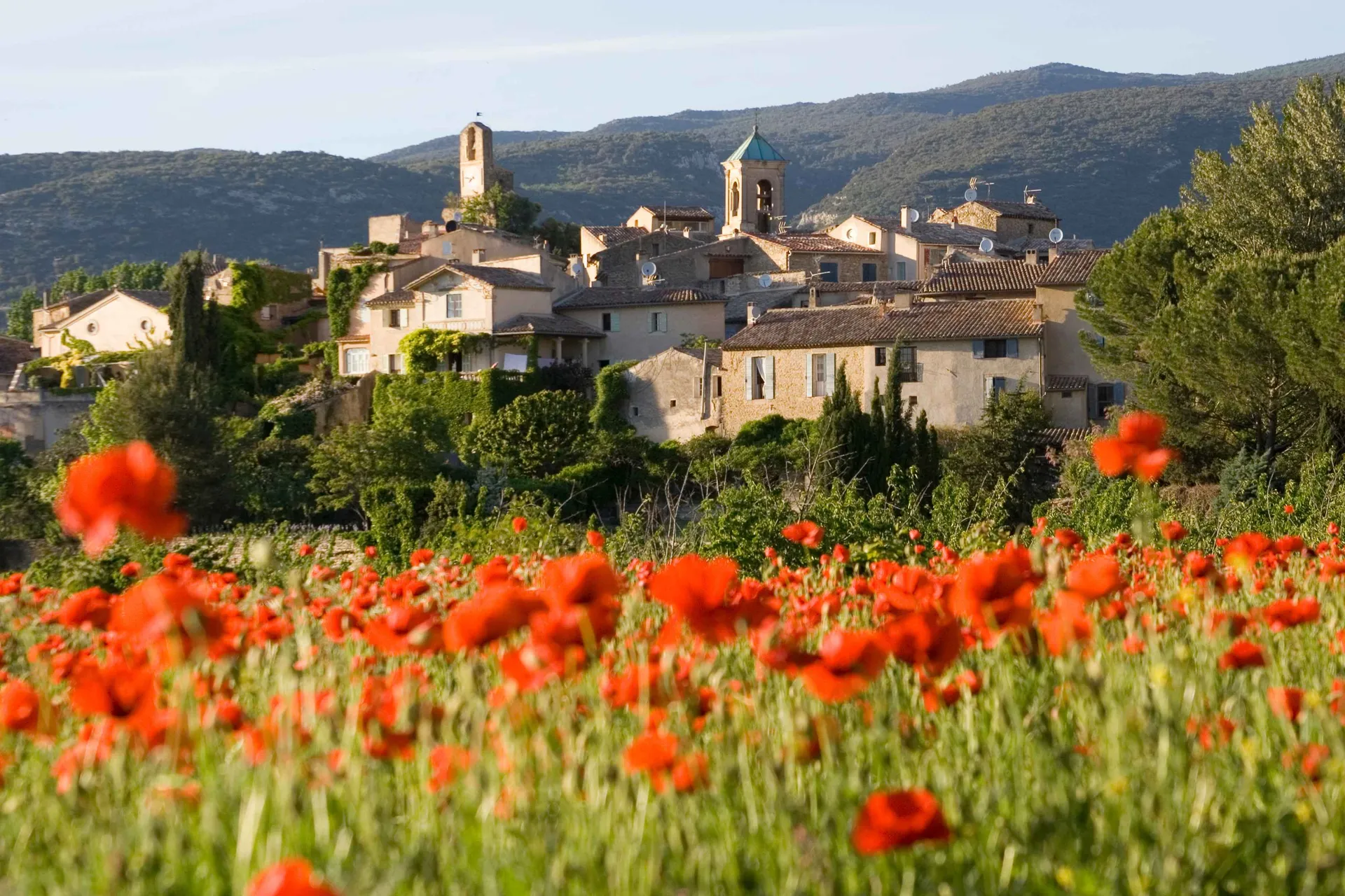 Lourmarin, village du Sud Luberon : château Renaissance, ruelles animées, terrasses et art de vivre provençal.