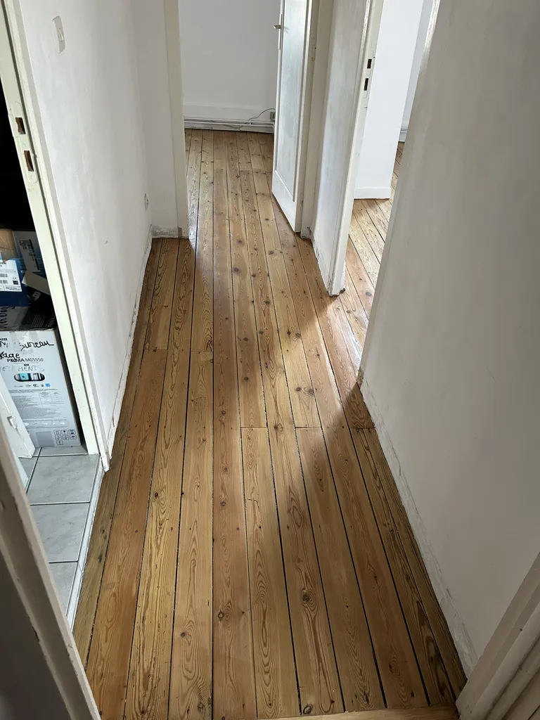 Couloir après rénovation de parquet avec ponçage et finition uniforme à Belleville-en-Beaujolais