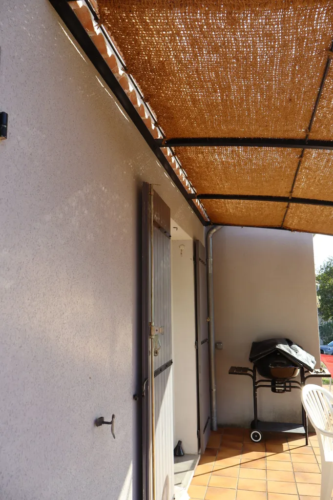 Pergola en fer forgé avec une toile de jute à Pradons en Ardèche pour l'été.