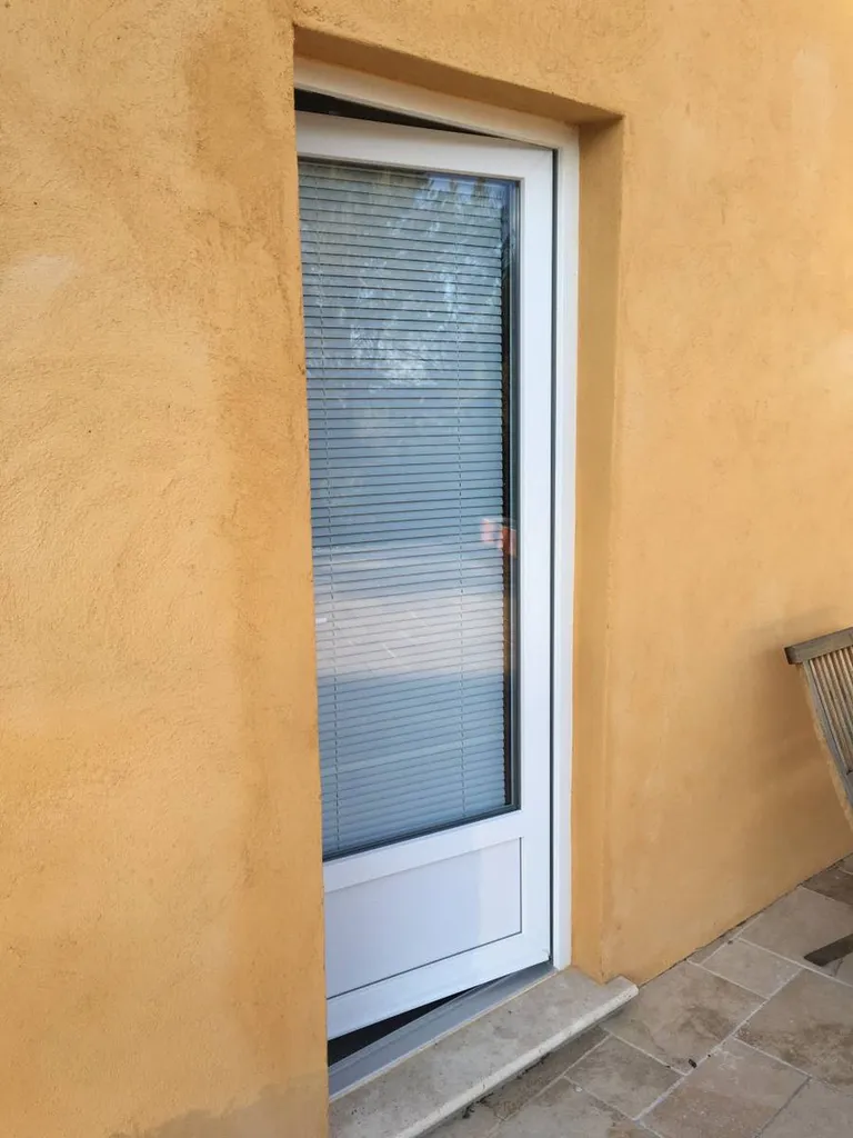 Porte-fenêtre en PVC blanc à BOUC BEL AIR