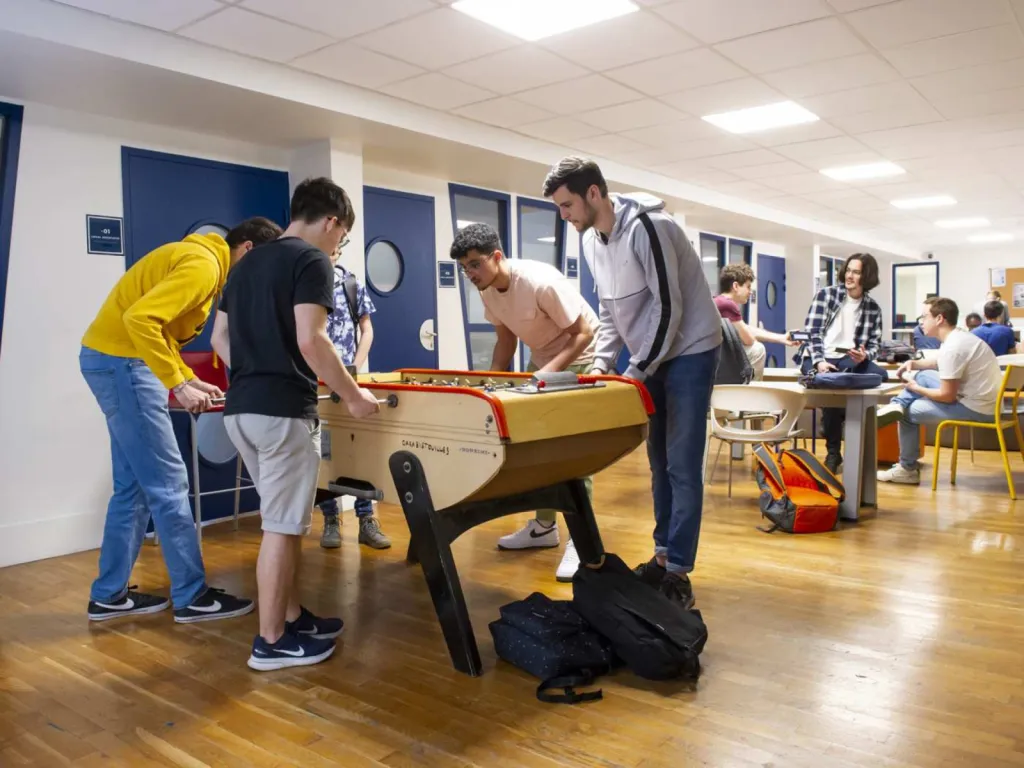 reportage photographique pour école d'enseignement supérieur des étudiants jouent au babyfoot sur le campus