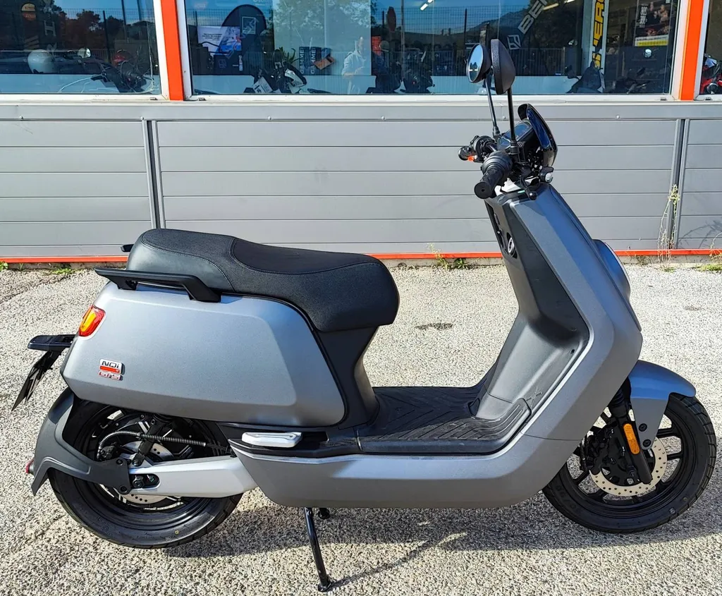 NIU NQI GTS GRIS MAT ÉQUIVALENT 125cc .