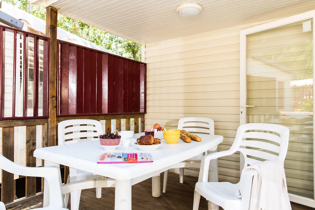 mobil home ou location avec terrasse couverte pour des vacances à Vias Plage proche du Cap d'Agde